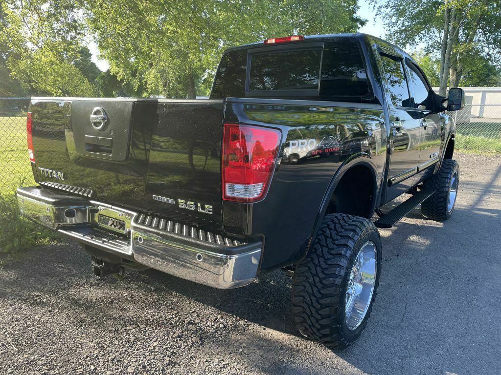 2010 Nissan Titan XE monster [well optioned]