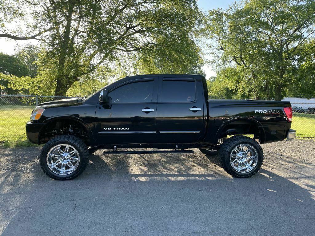 2010 Nissan Titan XE monster [well optioned]